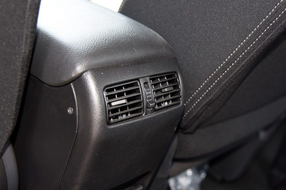 2015款 2.0L 手动两驱领航版 座椅空间