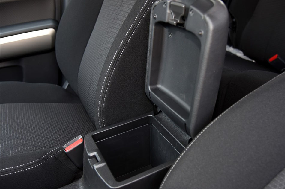 2015款 2.0L 手动两驱领航版 座椅空间