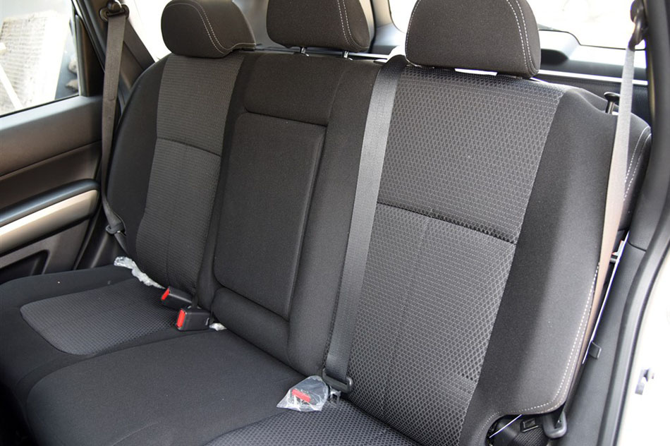 2015款 2.0L 手动两驱领航版 座椅空间