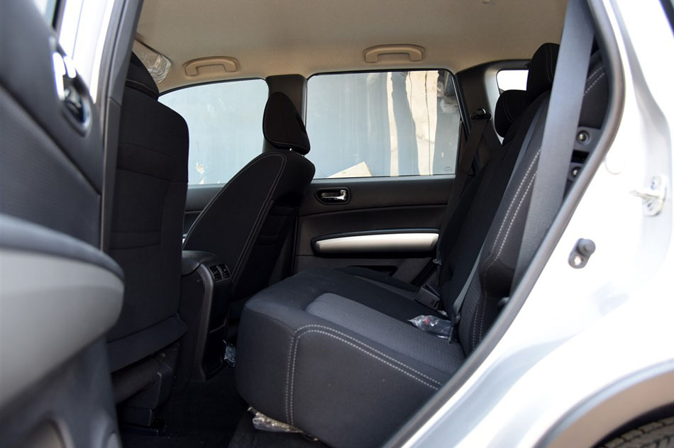2015款 2.0L 手动两驱领航版 座椅空间