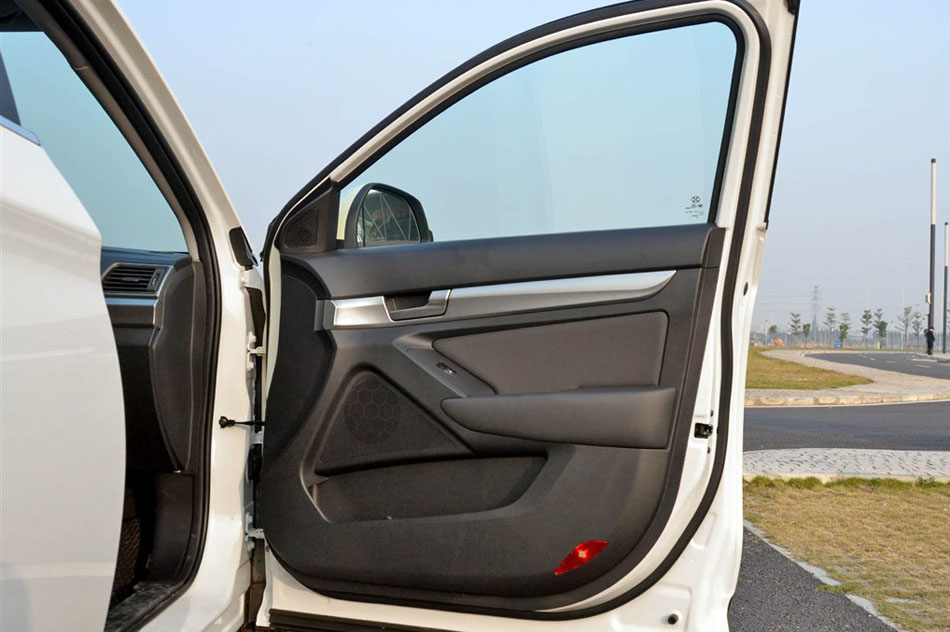 2015款 2.0T 手动舒适型 座椅空间