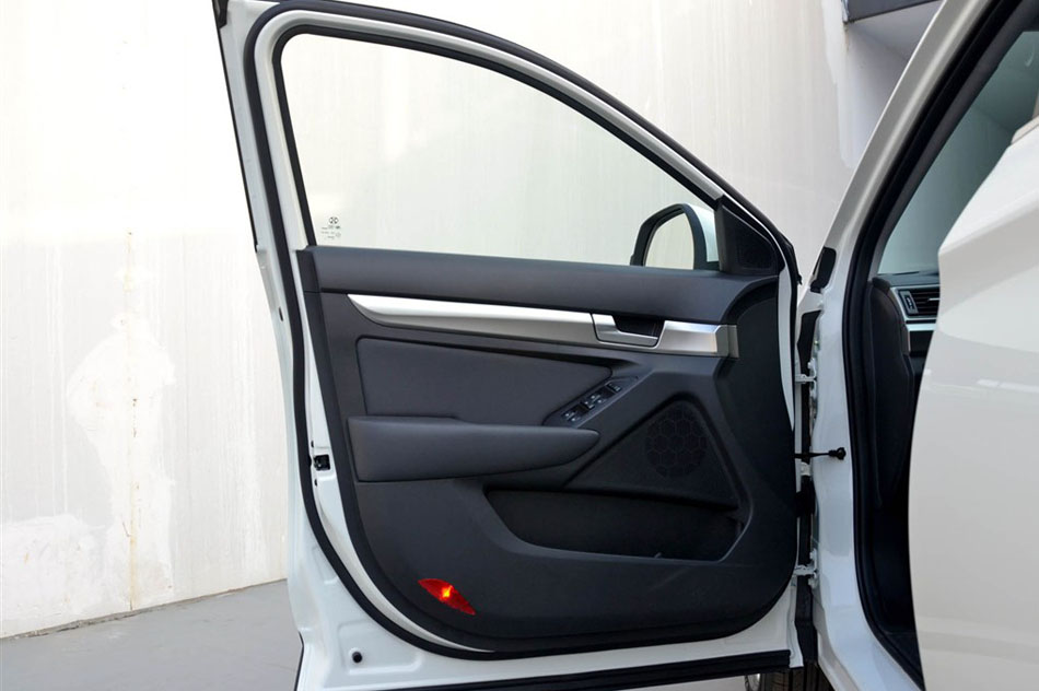 2015款 2.0T 手动舒适型 座椅空间