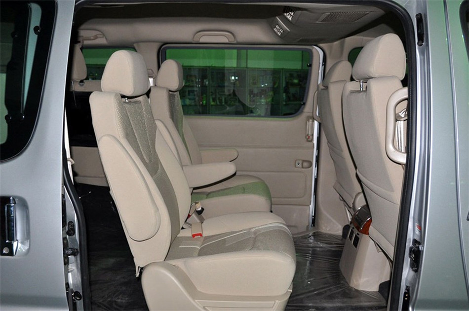 2010款 2.0L MT 睿翔豪华型 座椅空间