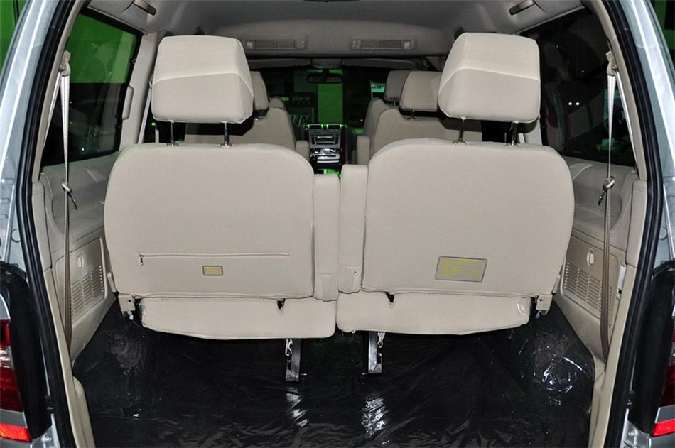2010款 2.0L MT 睿翔豪华型 座椅空间