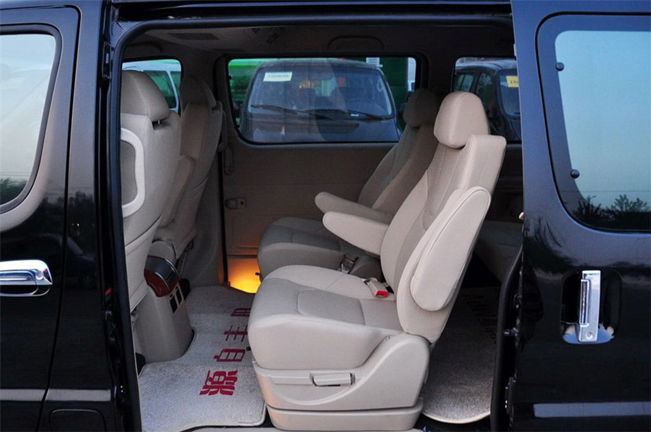 2010款 2.0L MT 睿翔豪华型 座椅空间