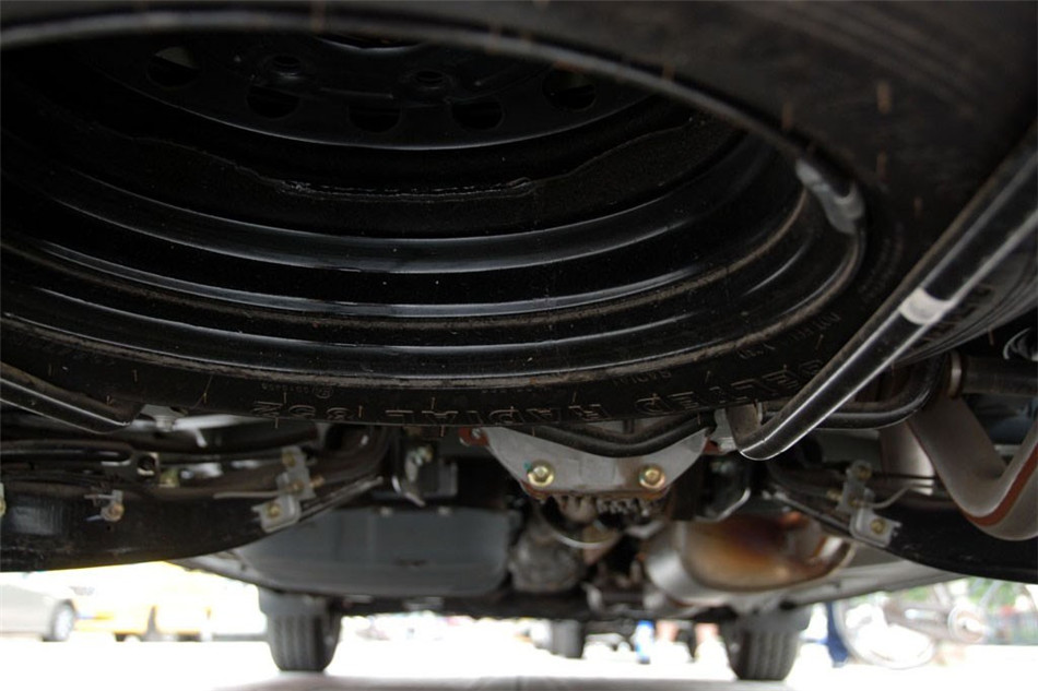 2010款 2.0L MT 睿翔豪华型 引擎底盘