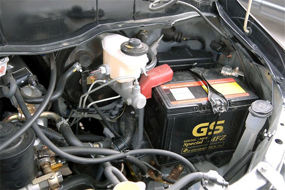 2010款 2.0L MT 睿翔豪华型 引擎底盘