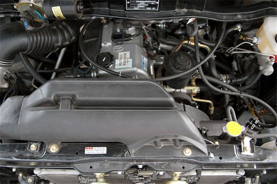 2010款 2.0L MT 睿翔豪华型 引擎底盘