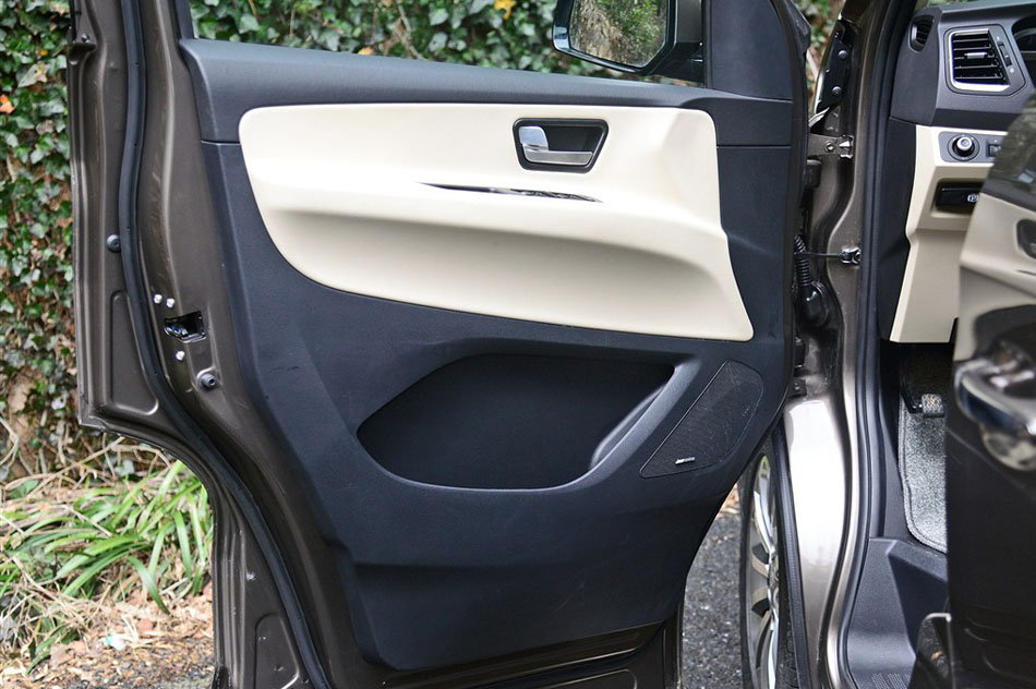 2015款 2.0T 自动旗舰型 座椅空间