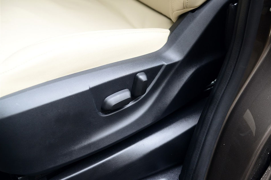 2015款 2.0T 自动旗舰型 座椅空间