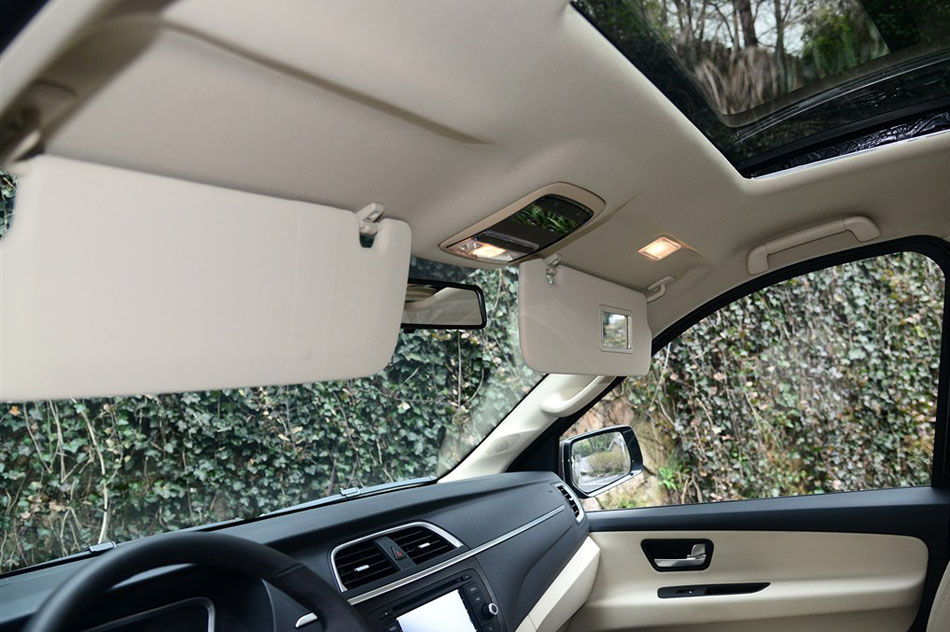 2015款 2.0T 自动旗舰型 座椅空间