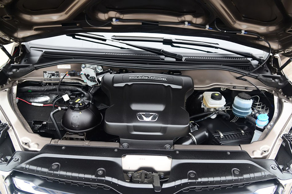 2015款 2.0T 自动旗舰型 引擎底盘