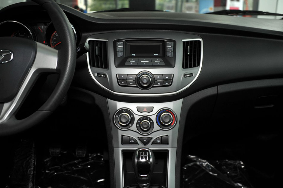 2015款 1.5L 手动黄钻版 内饰