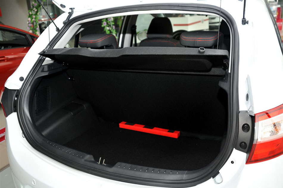 2015款 1.5L 手动黄钻版 座椅空间