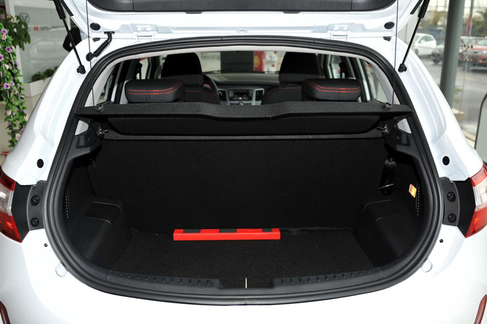 2015款 1.5L 手动黄钻版 座椅空间