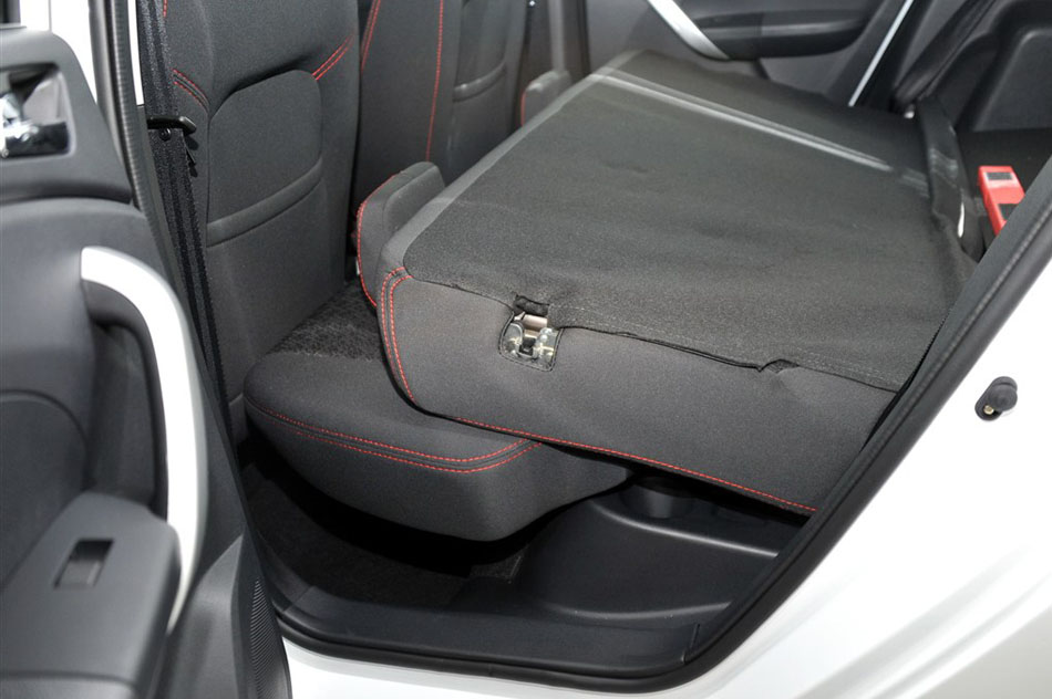 2015款 1.5L 手动黄钻版 座椅空间