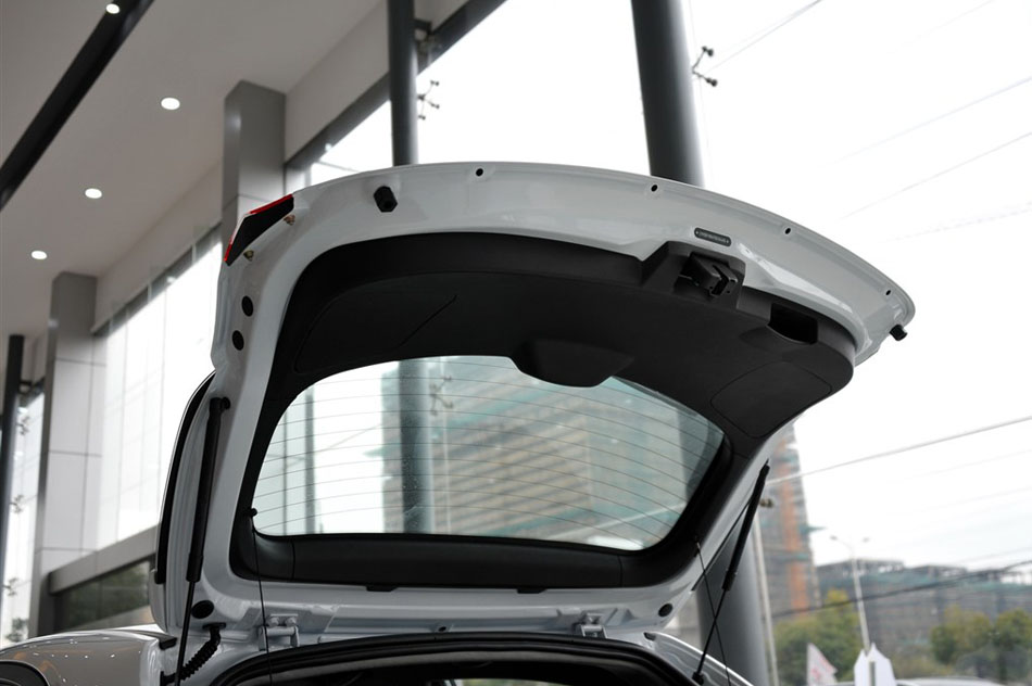 2015款 1.5L 手动黄钻版 座椅空间