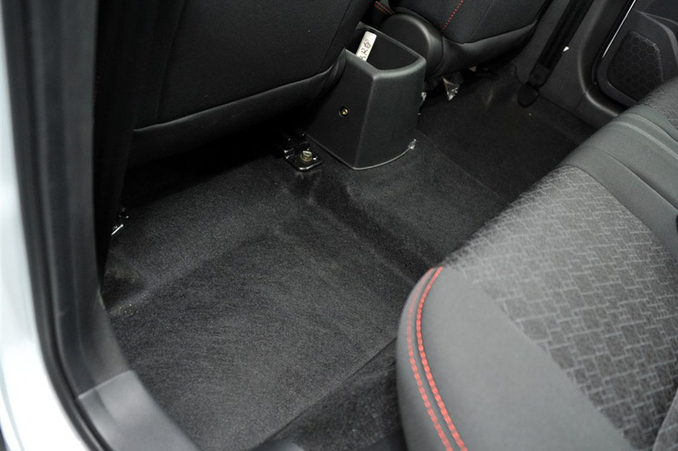 2015款 1.5L 手动黄钻版 座椅空间