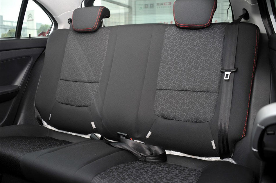 2015款 1.5L 手动黄钻版 座椅空间