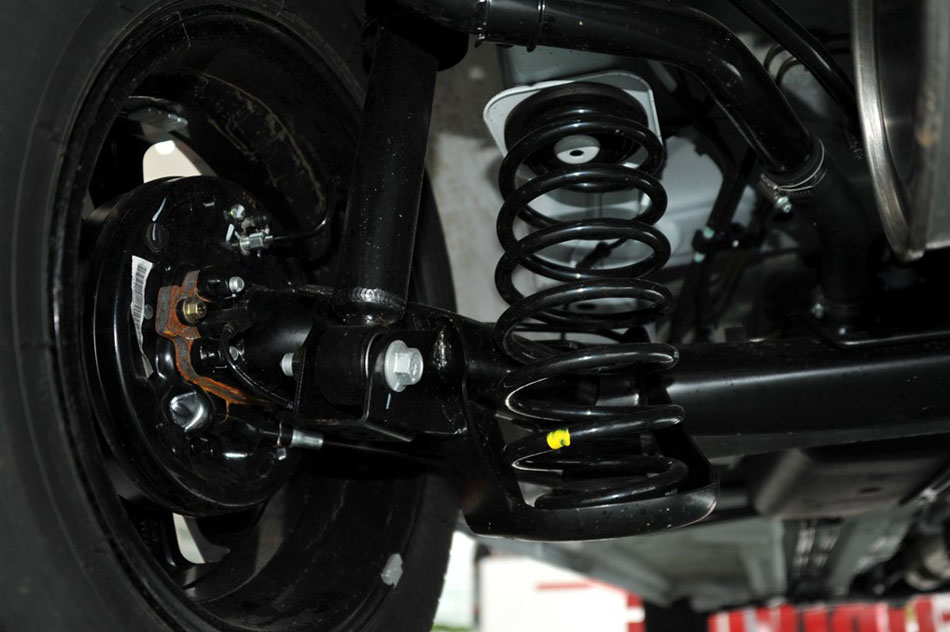 2015款 1.5L 手动黄钻版 引擎底盘