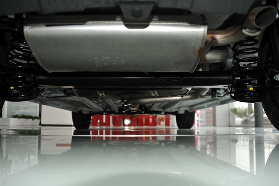 2015款 1.5L 手动黄钻版 引擎底盘