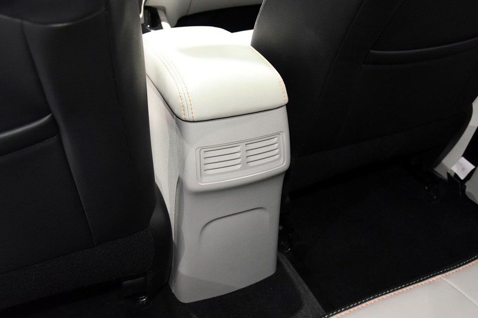 2015款 1.6L CVT豪华型 座椅空间