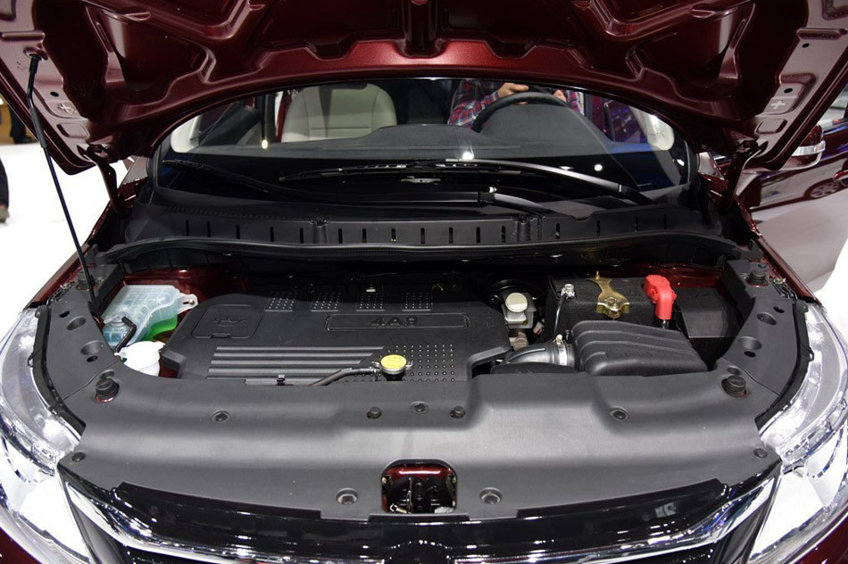 2015款 1.6L CVT豪华型 引擎底盘