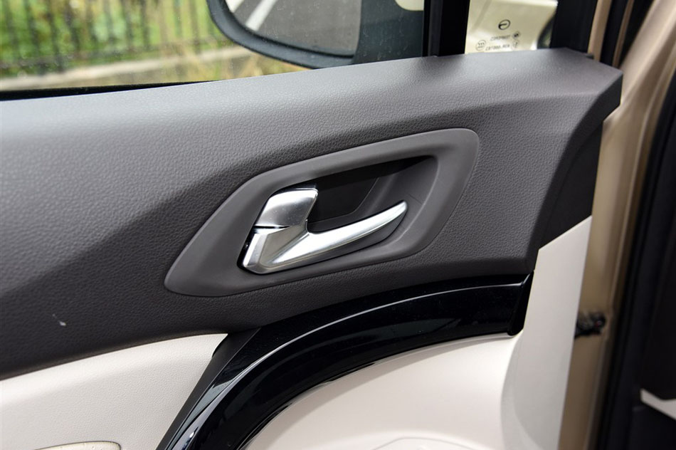 2015款 200T G-DCT尊贵版 座椅空间