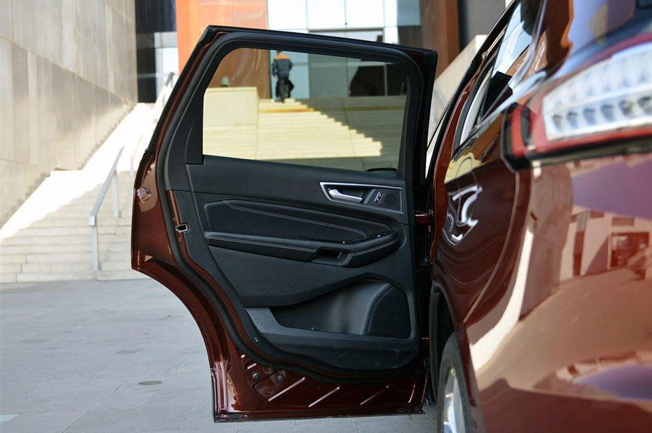 2015款 2.7T GTDi 四驱尊锐型 座椅空间