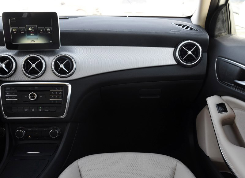 奔驰GLA 2016款 GLA 200 时尚型 内饰