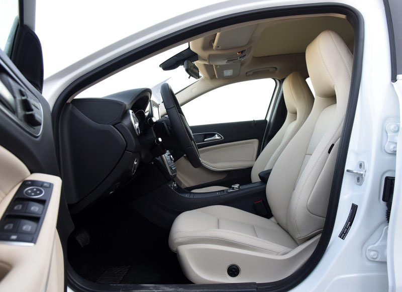 奔驰GLA  2016款 GLA 200 时尚型 座椅空间