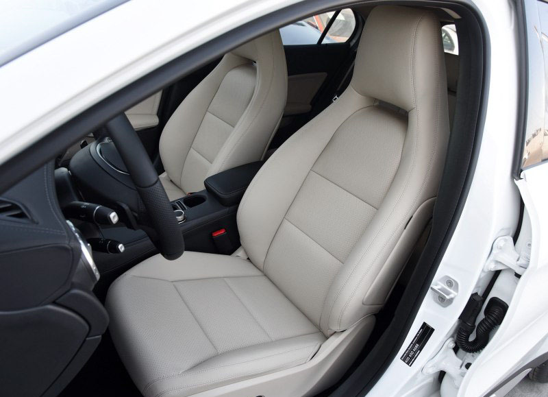 奔驰GLA  2016款 GLA 200 时尚型 座椅空间