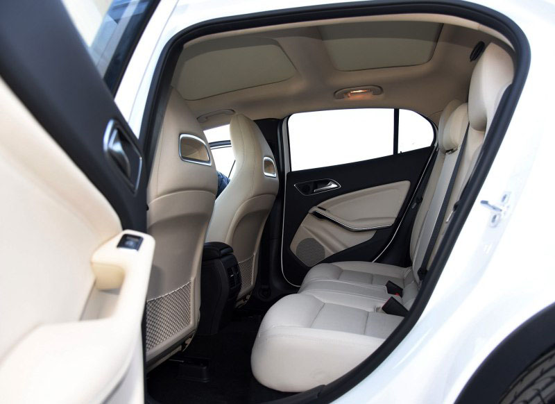 奔驰GLA  2016款 GLA 200 时尚型 座椅空间