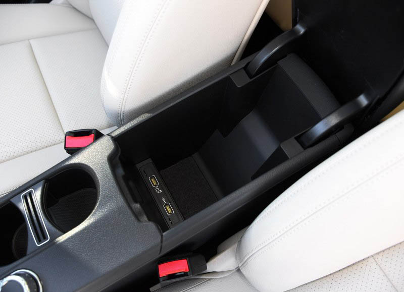 奔驰GLA  2016款 GLA 200 时尚型 座椅空间