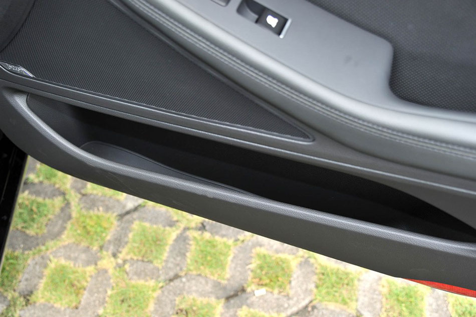 2015款 3.0GDi 两驱豪华版 座椅空间