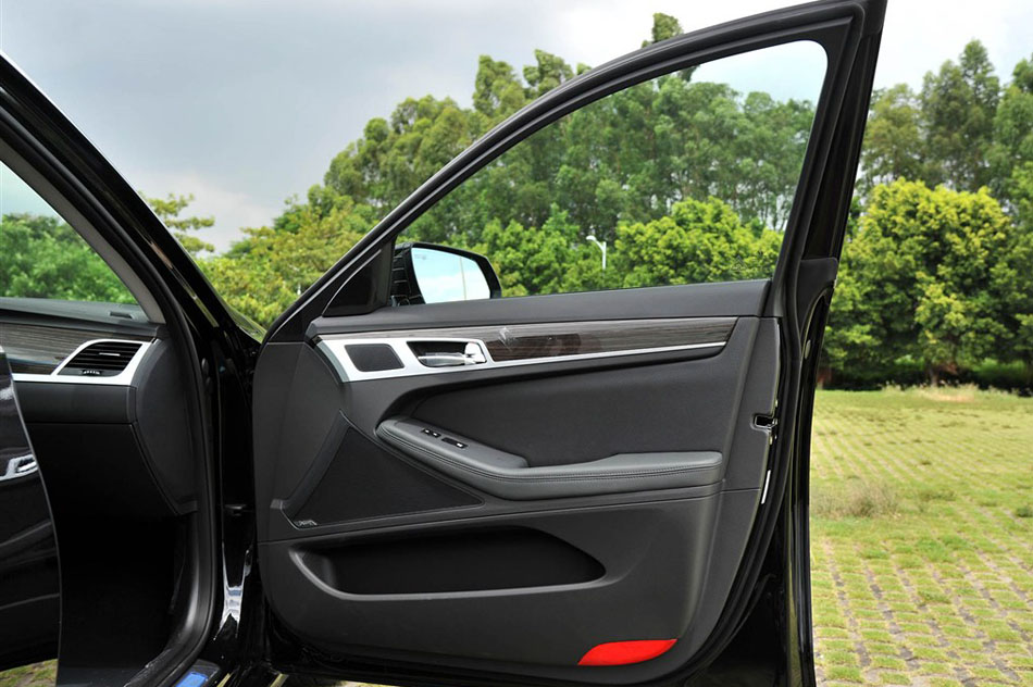 2015款 3.0GDi 两驱豪华版 座椅空间