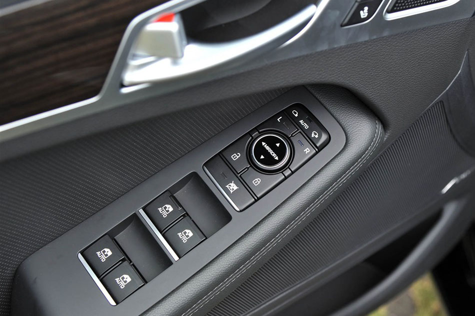 2015款 3.0GDi 两驱豪华版 座椅空间