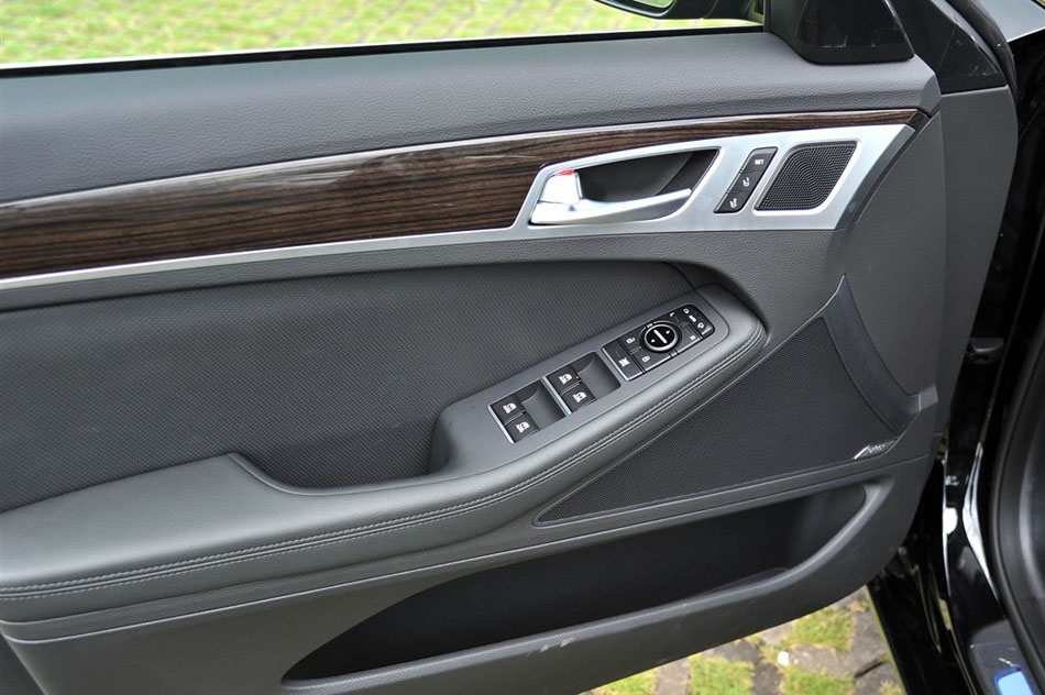 2015款 3.0GDi 两驱豪华版 座椅空间