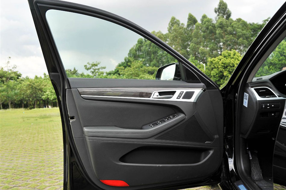 2015款 3.0GDi 两驱豪华版 座椅空间