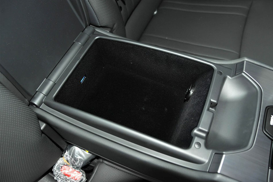 2015款 3.0GDi 两驱豪华版 座椅空间