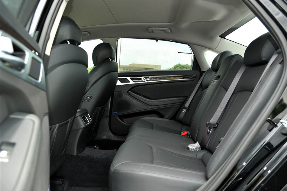 2015款 3.0GDi 两驱豪华版 座椅空间