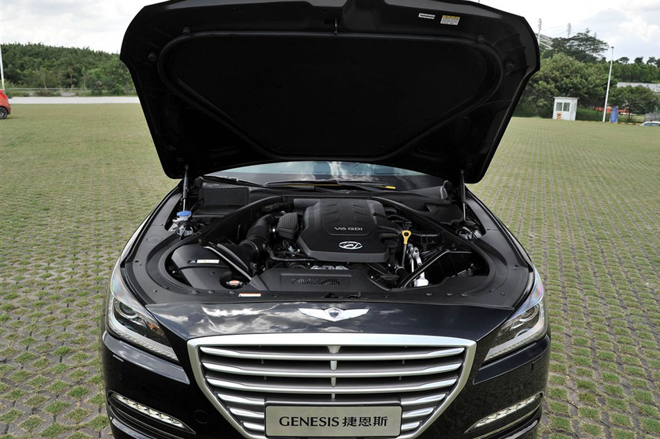 2015款 3.0GDi 两驱豪华版 引擎底盘