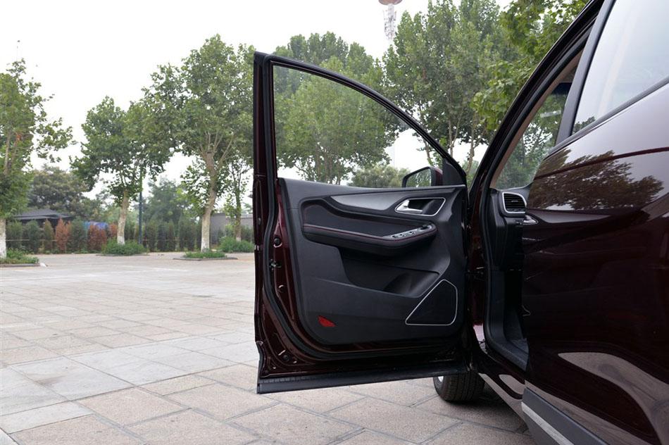 2015款 1.8L 手动舒适型 座椅空间