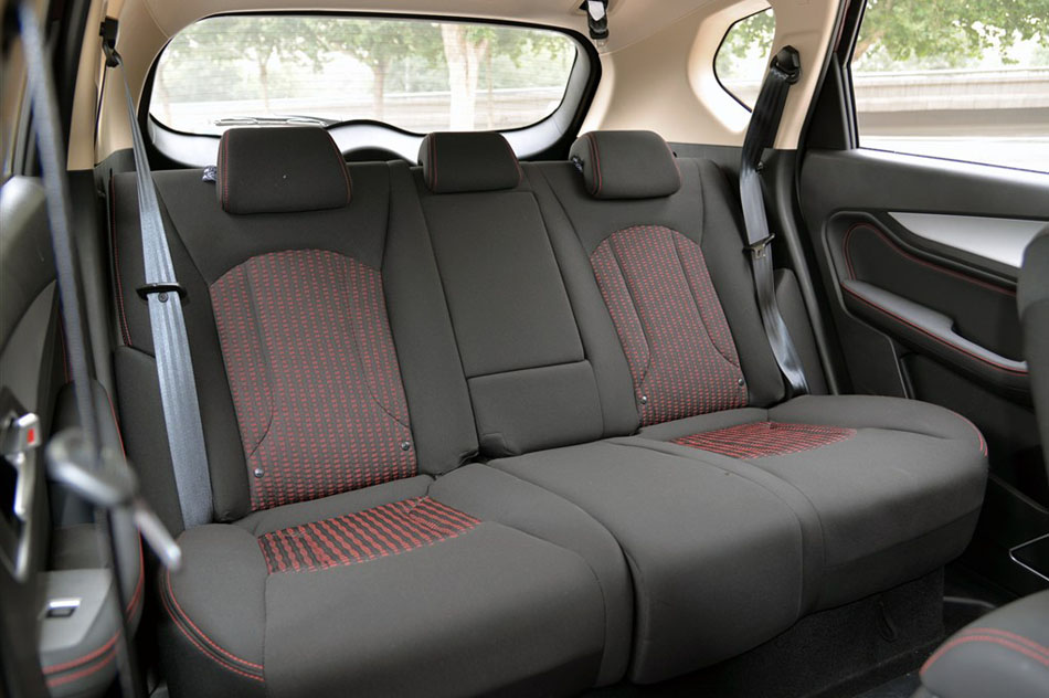 2015款 1.8L 手动舒适型 座椅空间