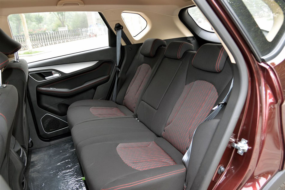 2015款 1.8L 手动舒适型 座椅空间
