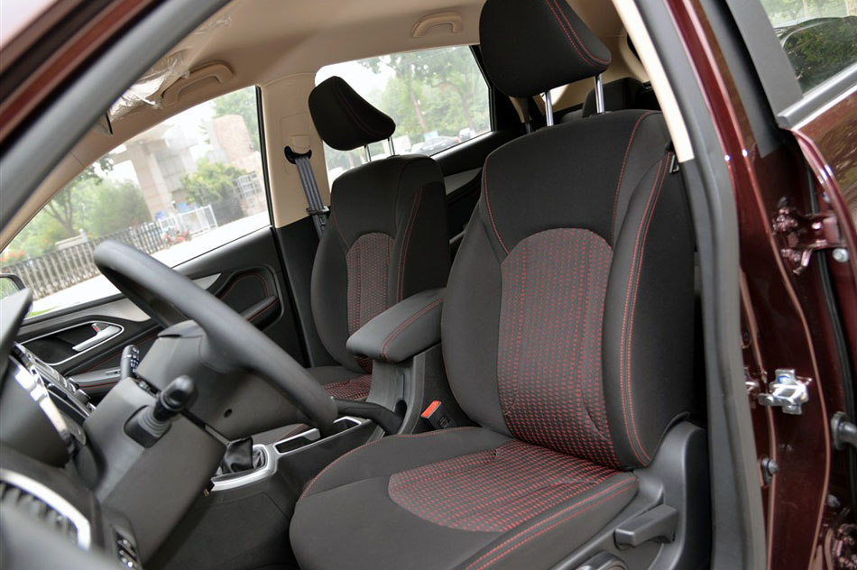2015款 1.8L 手动舒适型 座椅空间