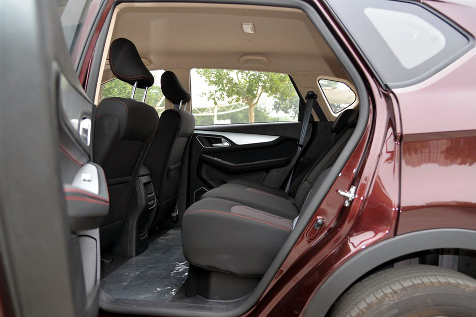 2015款 1.8L 手动舒适型 座椅空间