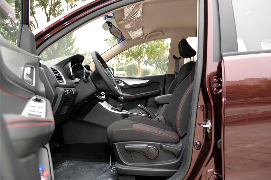 2015款 1.8L 手动舒适型 座椅空间