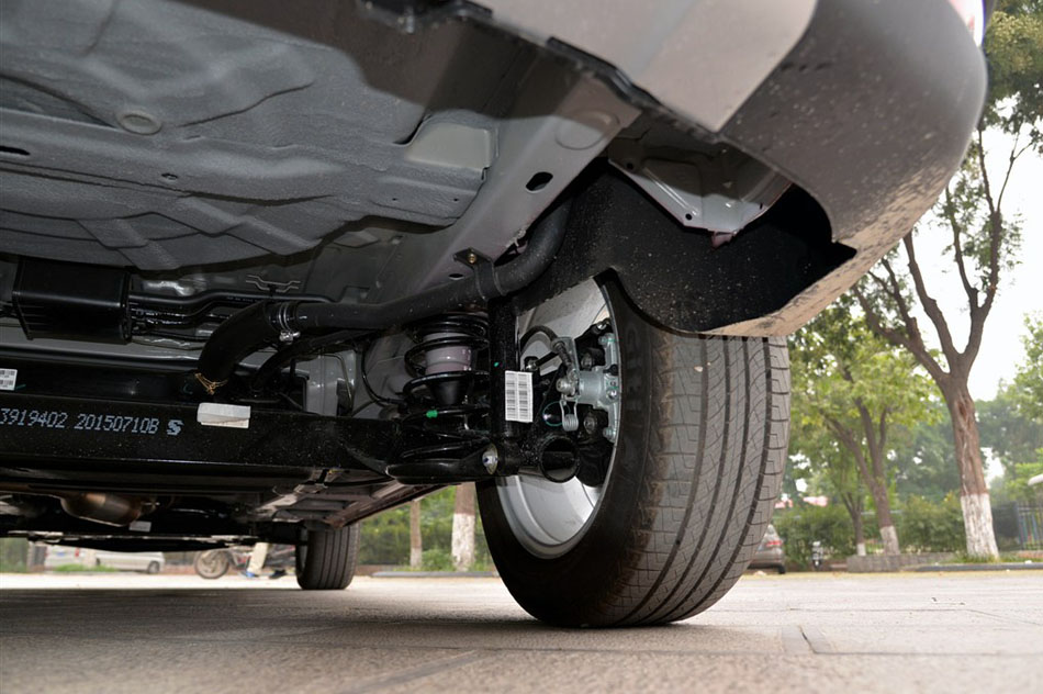 2015款 1.8L 手动舒适型 引擎底盘