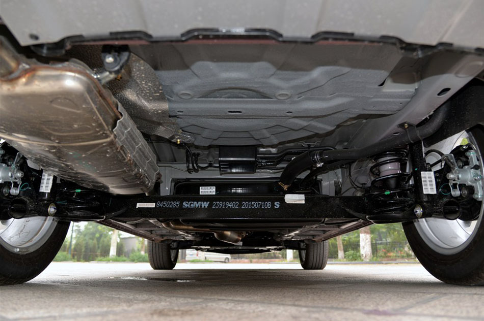 2015款 1.8L 手动舒适型 引擎底盘